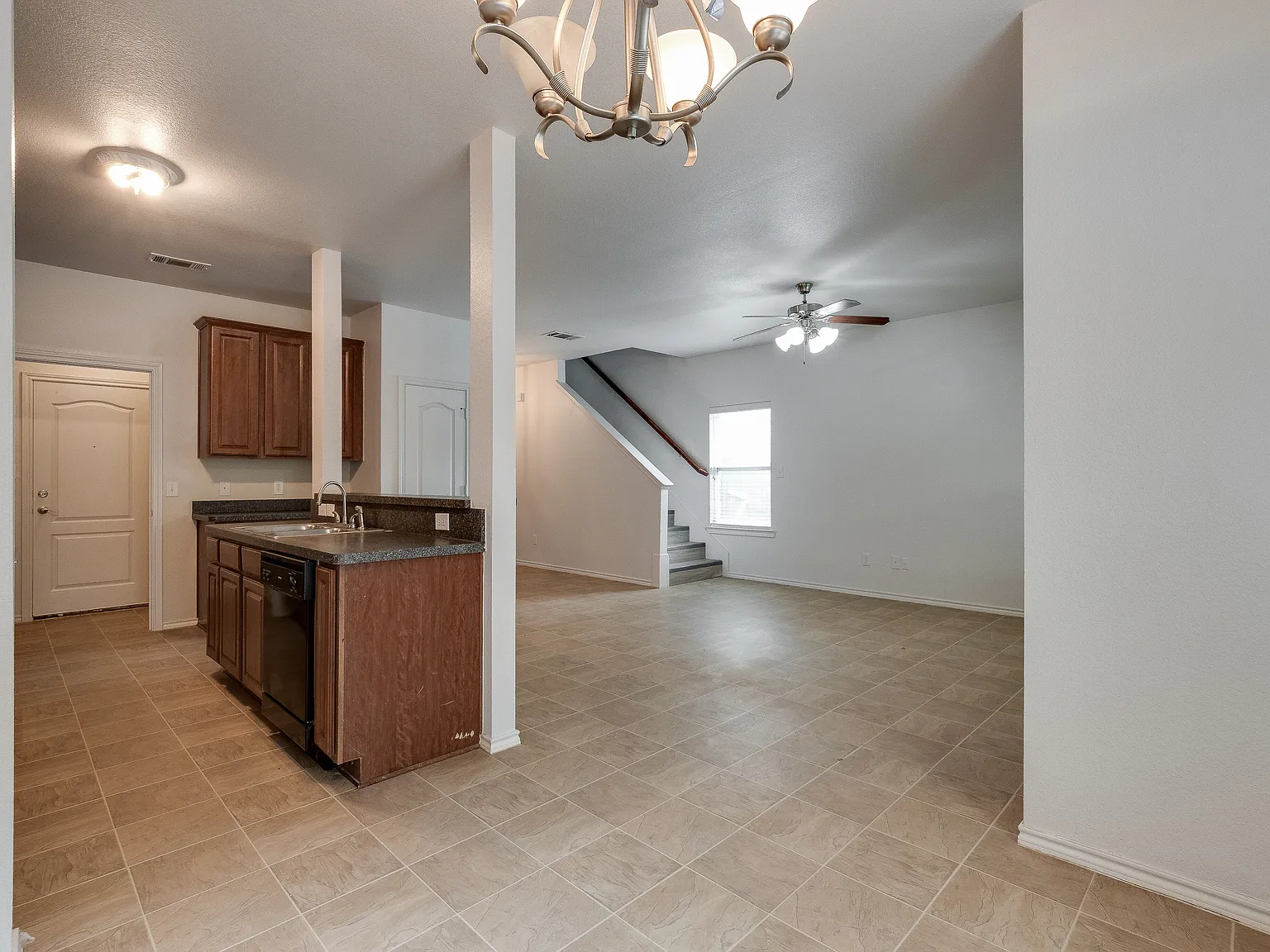 3 bed, 2.5 bath, 1525 sqft, $1,600 — Photo 3