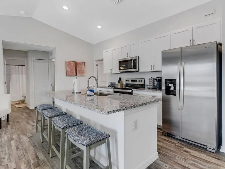 1210 NE 19th Pl — Photo 7