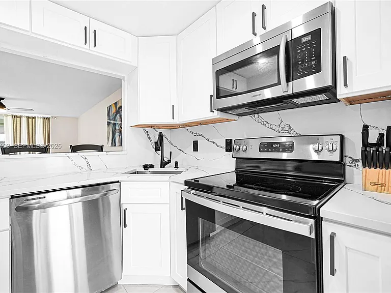 400 SE 10th St #105 — Photo 10