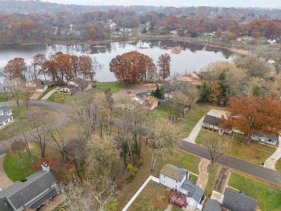 3rd image of 4407 Lakeshore Cir NW
