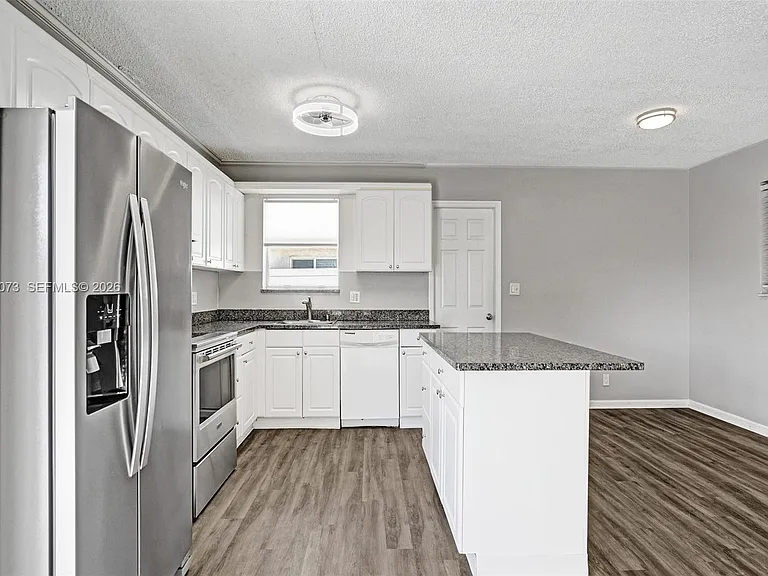 949 SE 10th Ct — Photo 14