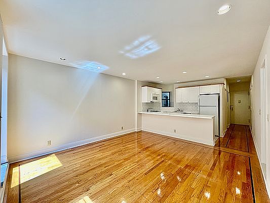 4th image of 322 E 34th St APT 2D