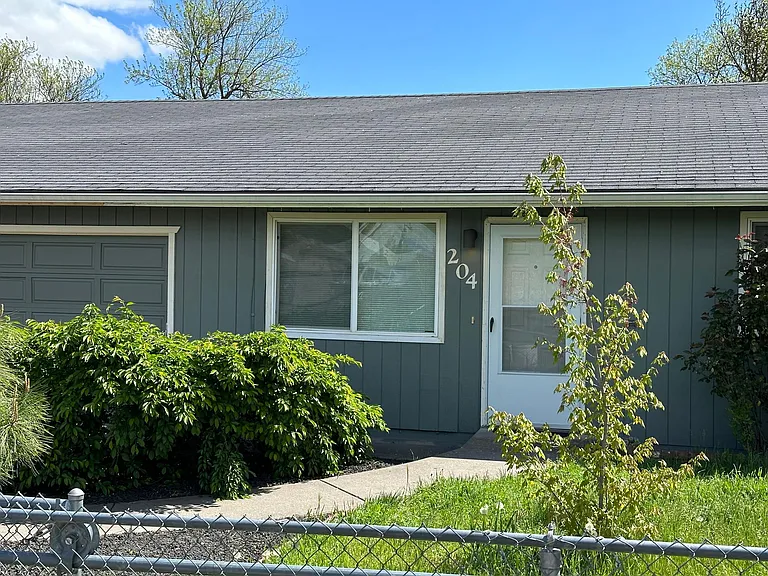 204 Gibson St — Photo 2