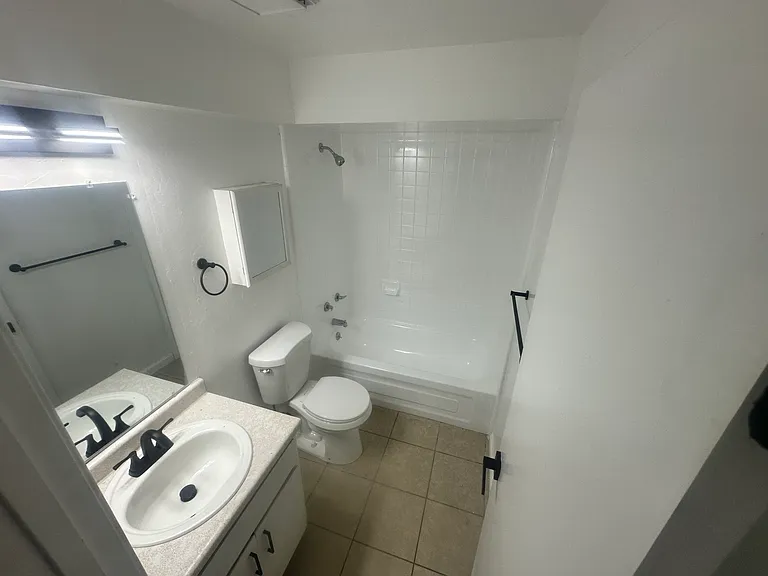 569 Campbell St #D — Photo 9