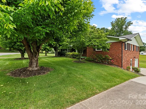 146 Glendale Dr, Waynesville, NC 28786