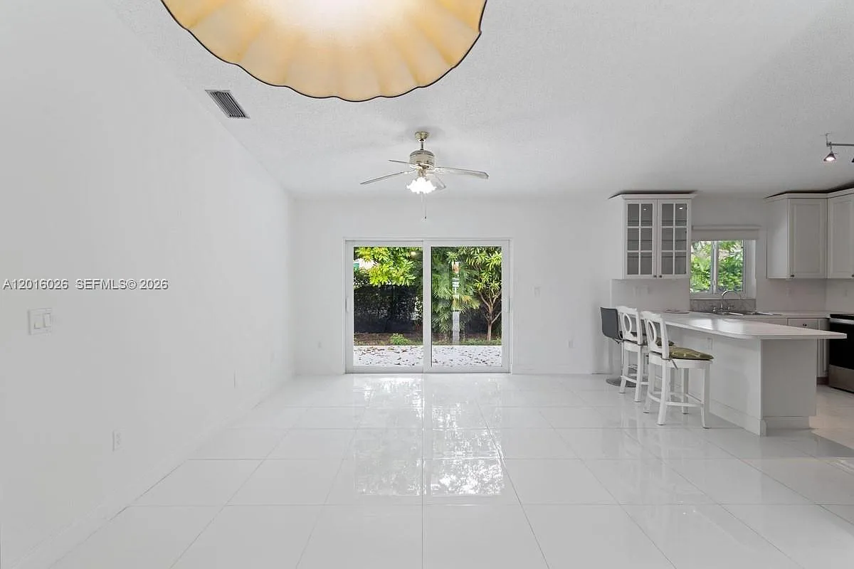 3 bed, 2.0 bath, $3,200 — Photo 2