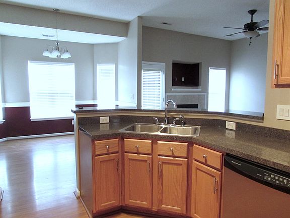 Kitchen w/Breakfast Bar