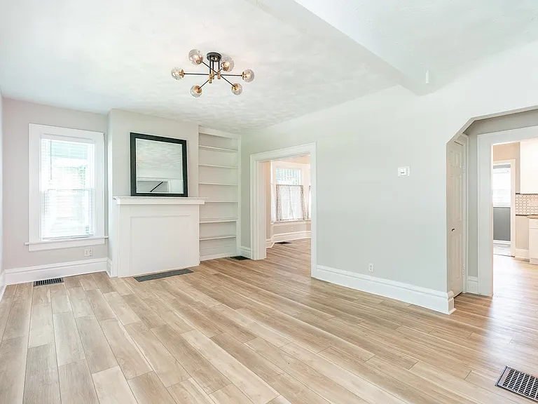 2435 Summit St — Photo 7