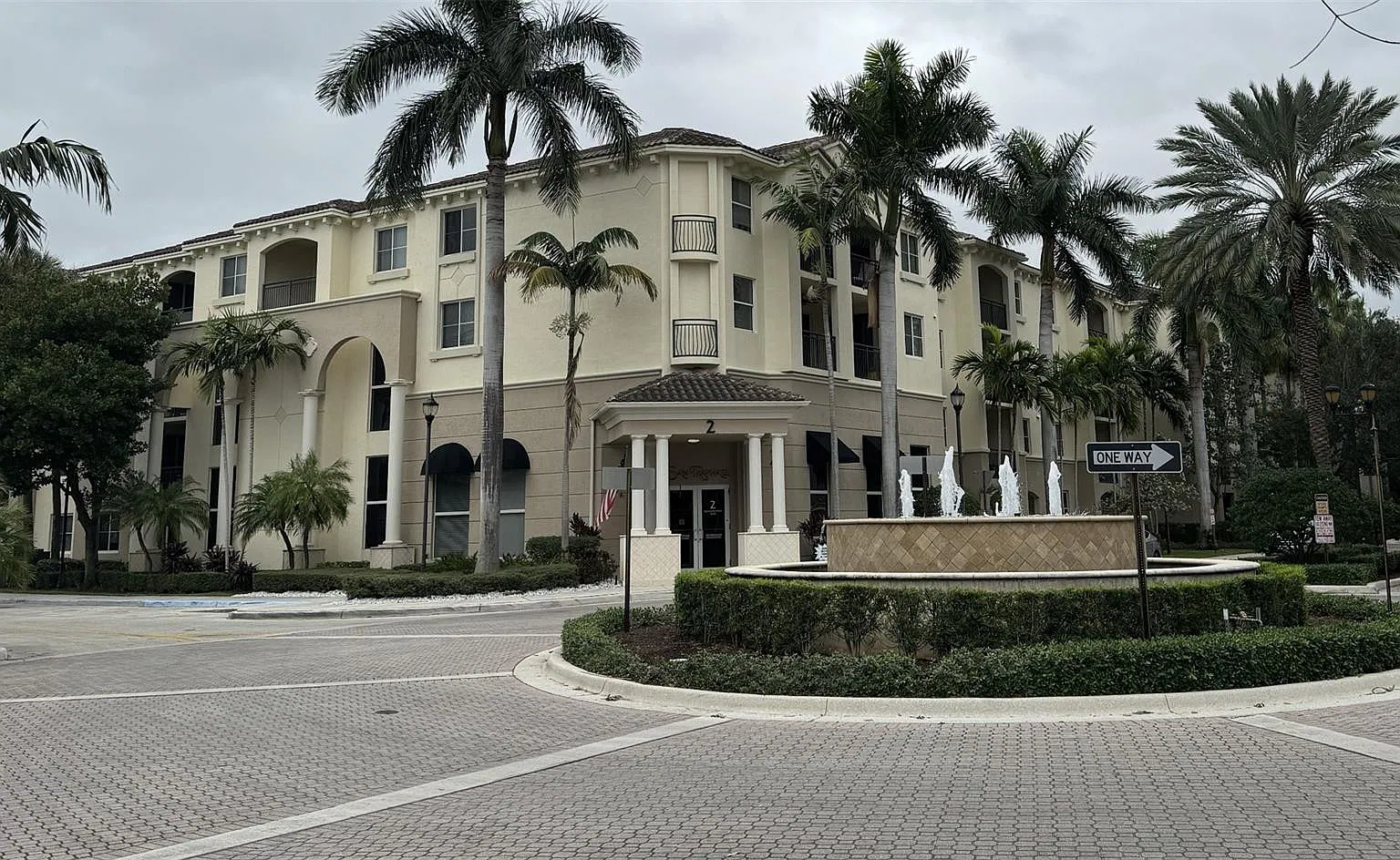 San Rafael Condominium — Photo 1