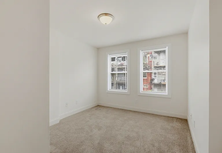 2546 W Baltimore St — Photo 13