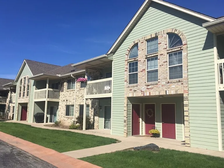 135 W Oak Leaf Dr #18 — Photo 3