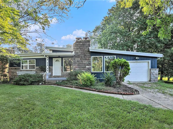 3113 S Center Rd, Burton, MI 48519