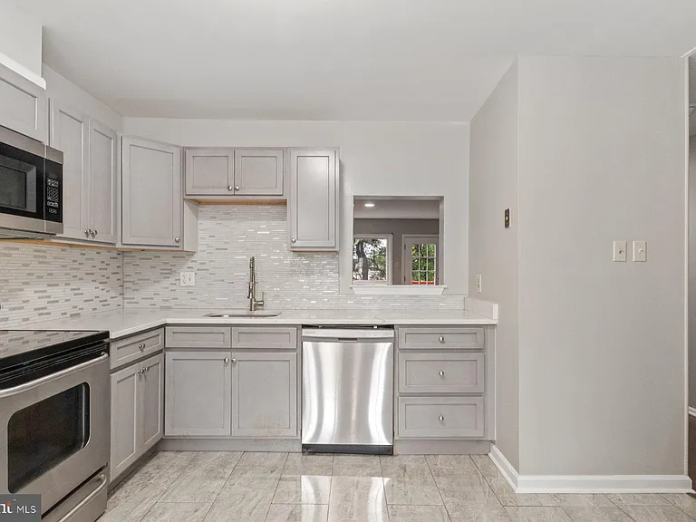 54 Hamlet Dr — Photo 5
