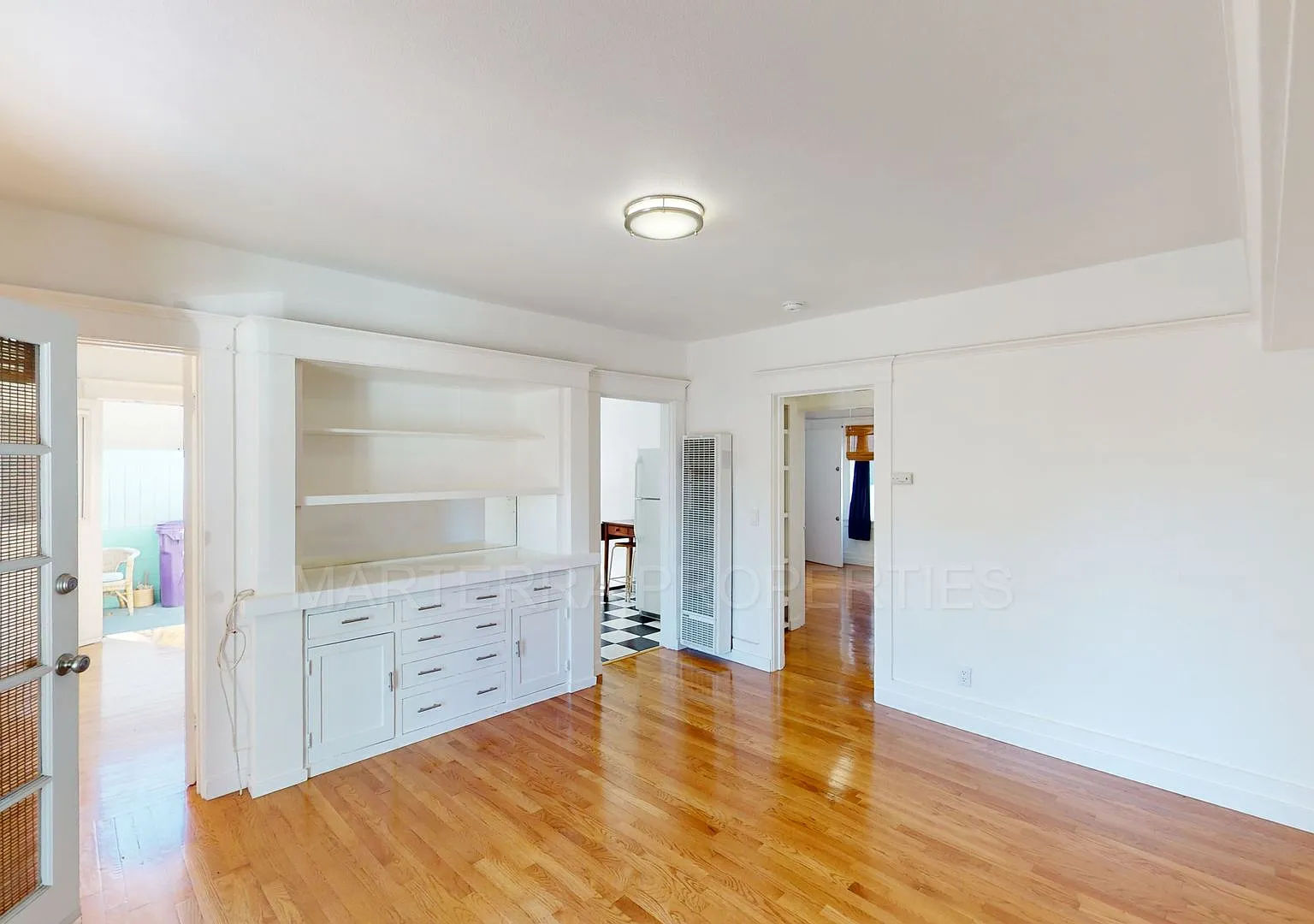Retro Style Two Bedroom, Centrally Located — Photo 4