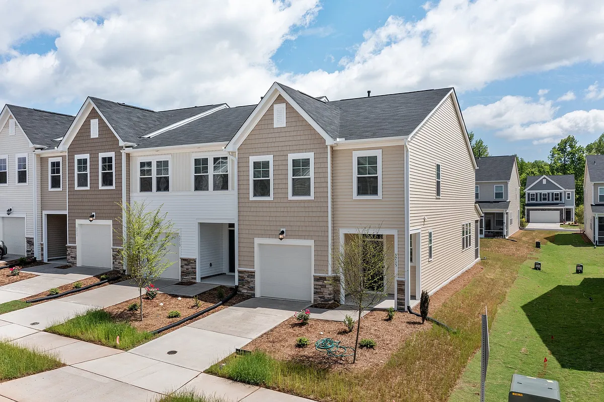 Building Photo - 5715 Woodlawn Dr