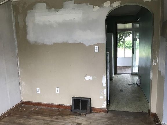 5th image of 202 Spaulding St