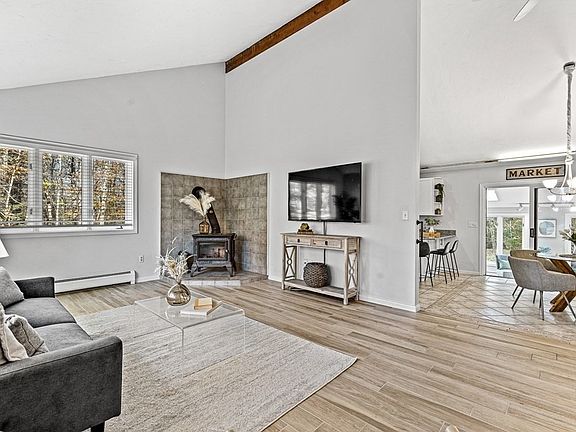 2nd image of 8 Fernwood Pl