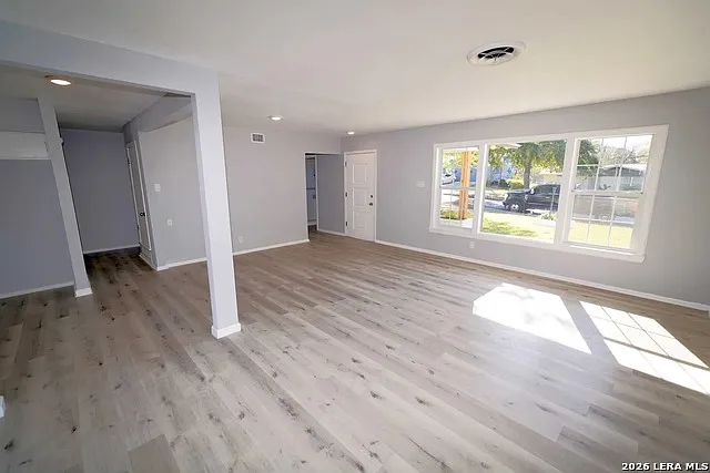 323 Stockton Dr — Photo 5