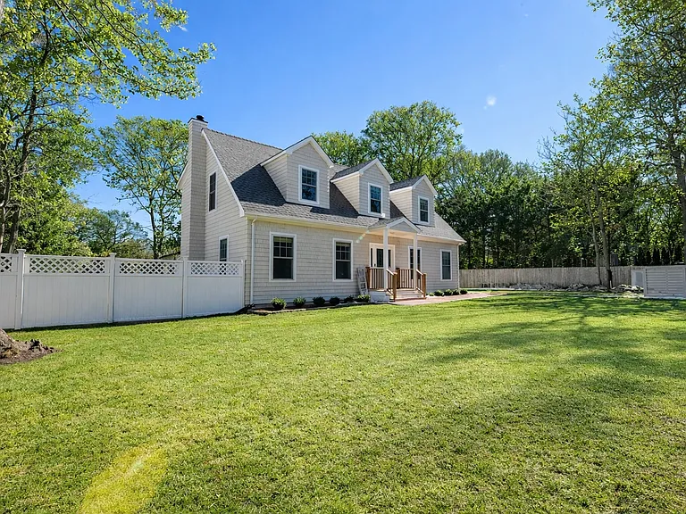 16 Hollyoak Ave — Photo 2