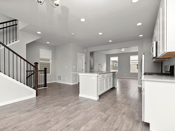 Large open floor plan with dining area and oversized Kitchen Island