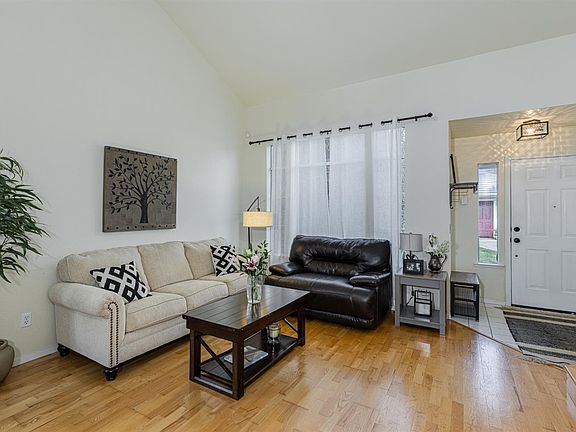 4th image of 709 Mayflower St