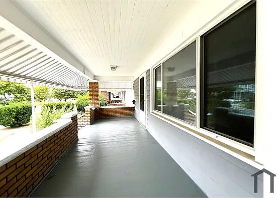 547 E Streicher St — Photo 7