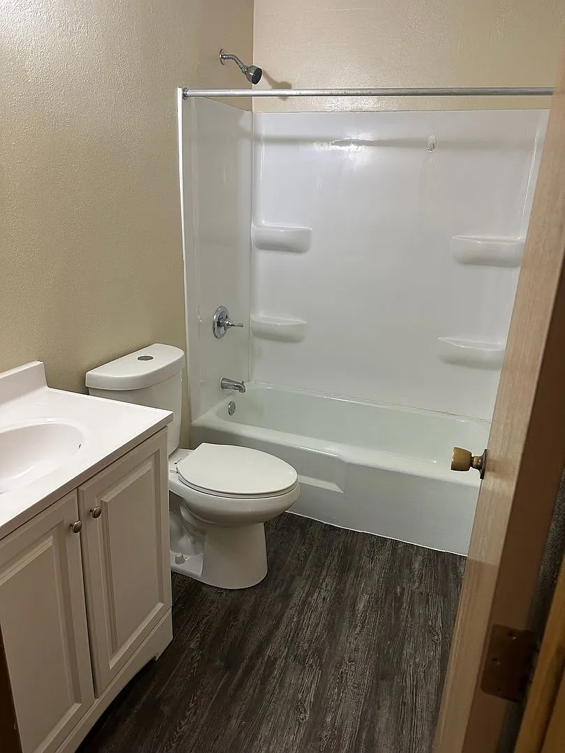 Forestview 2 Bedroom Lower Apartment — Photo 4