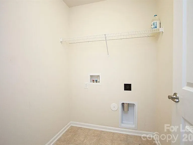 2704 Silverthorn Dr — Photo 16
