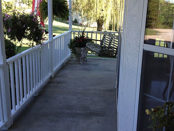 Front porch w/ swing