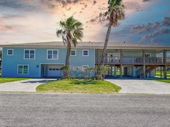 12 Front St, Rockport, TX 78382