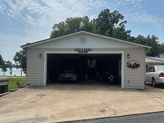 4th image of 247 Holiday Acres Cir