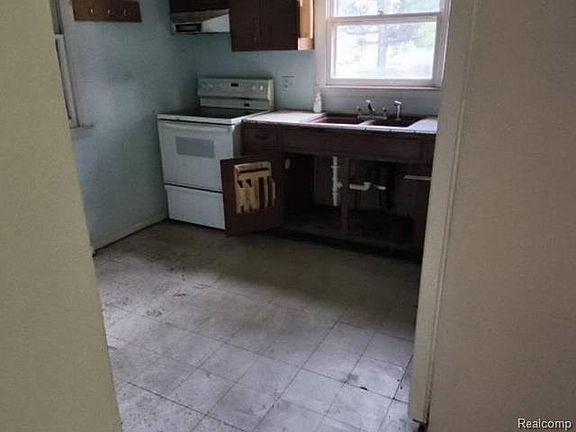 4th image of 1008 Reo Rd