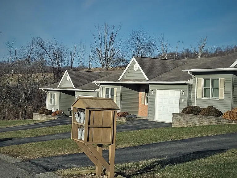 100 Sterling Hills Dr — Photo 2