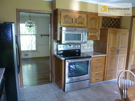 NEWLY UPDATED KITCHEN WITH GRANITE!!
