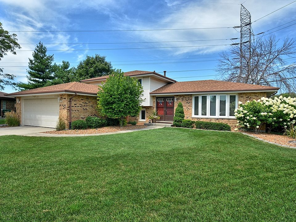 1st image of 15500 Canterbury Ln