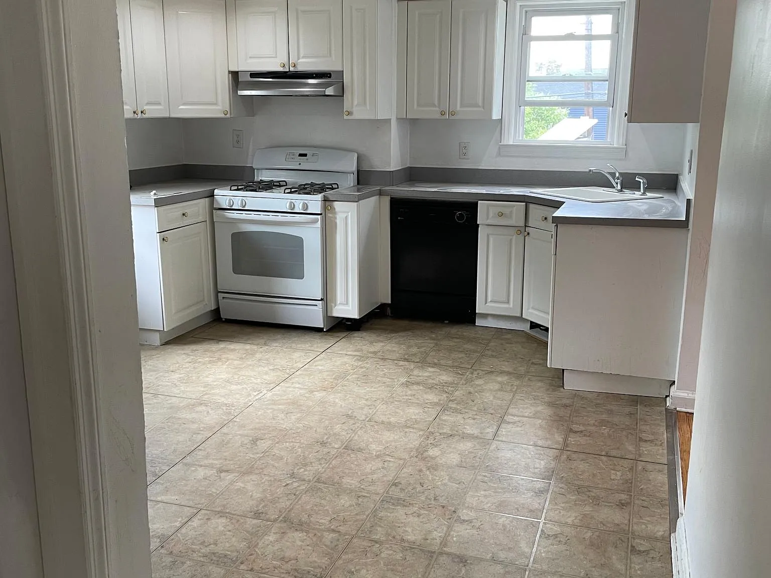 2 bed, 700 sqft, $2,200 — Photo 2