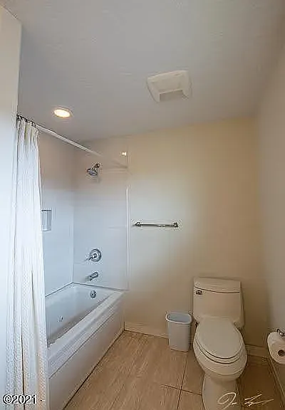 Tub/Shower in Second Full Bathroom