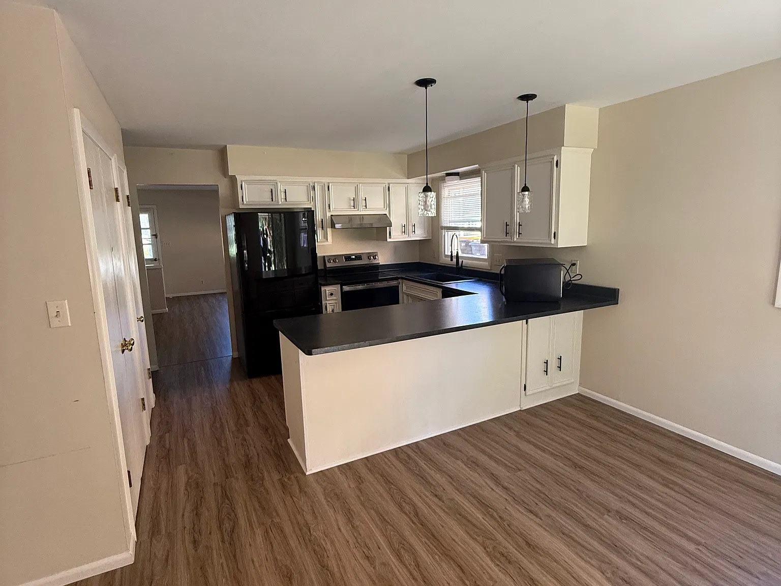3 bed, 1.5 bath, 1500 sqft, $2,200 — Photo 2