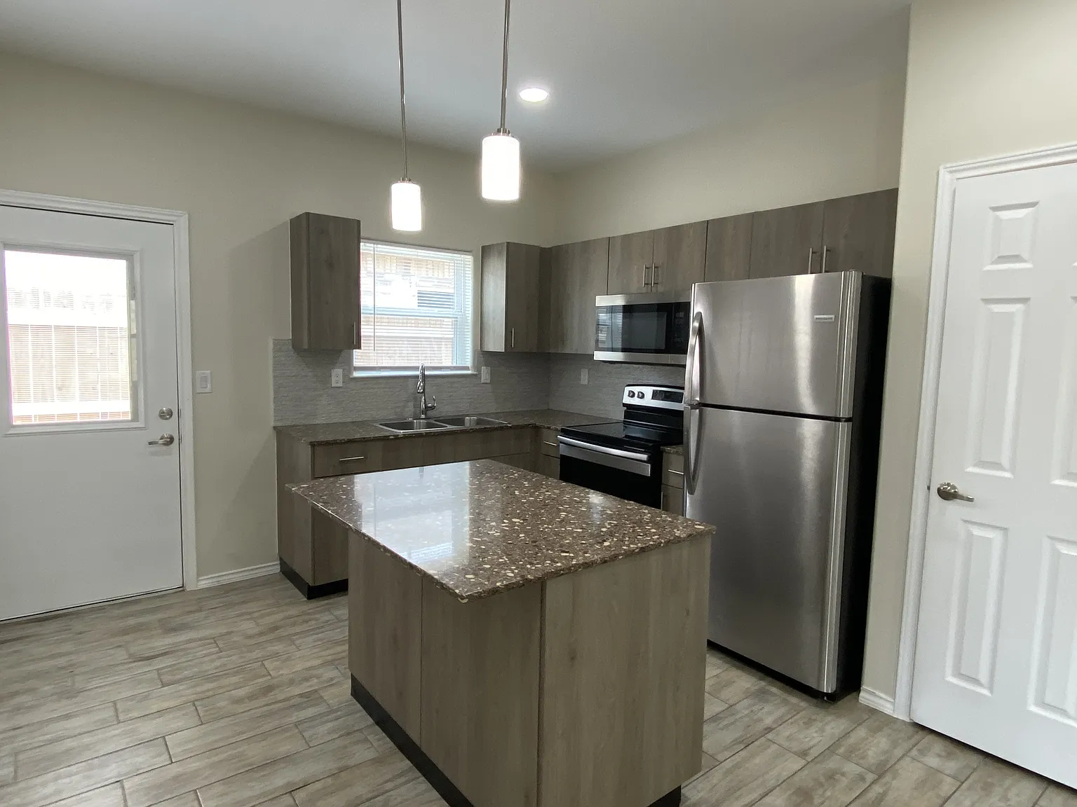Hiawatha Apartments - 4903-01 — Photo 4