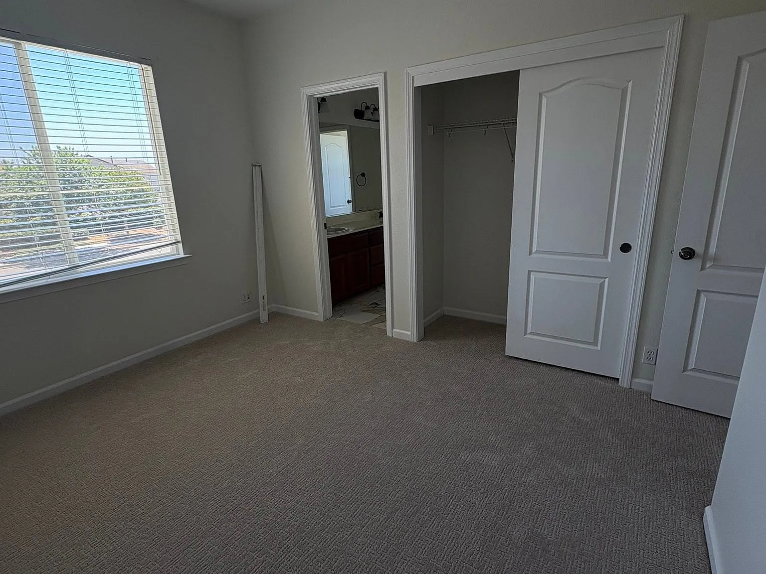 7 bed, 3576 sqft, $750 — Photo 4
