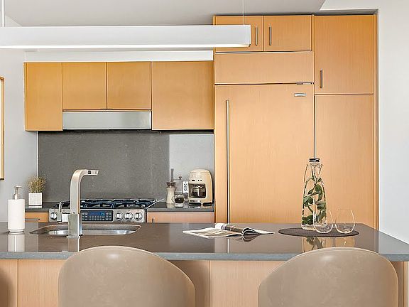 3rd image of 8 Spruce St APT 75B