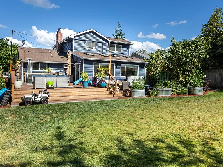 ~2,000 sq ft grassy area