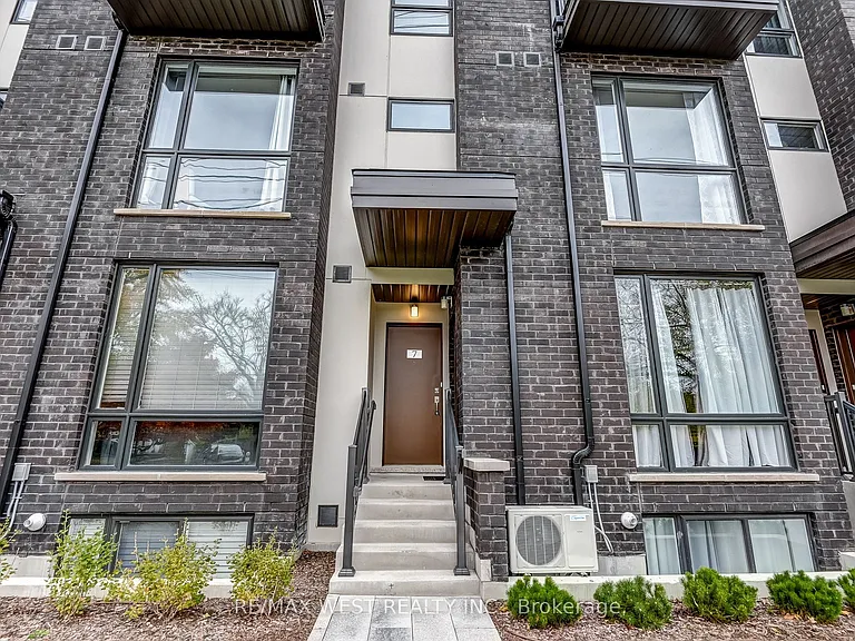24 Fieldway Rd #Townhouse 7 — Photo 2