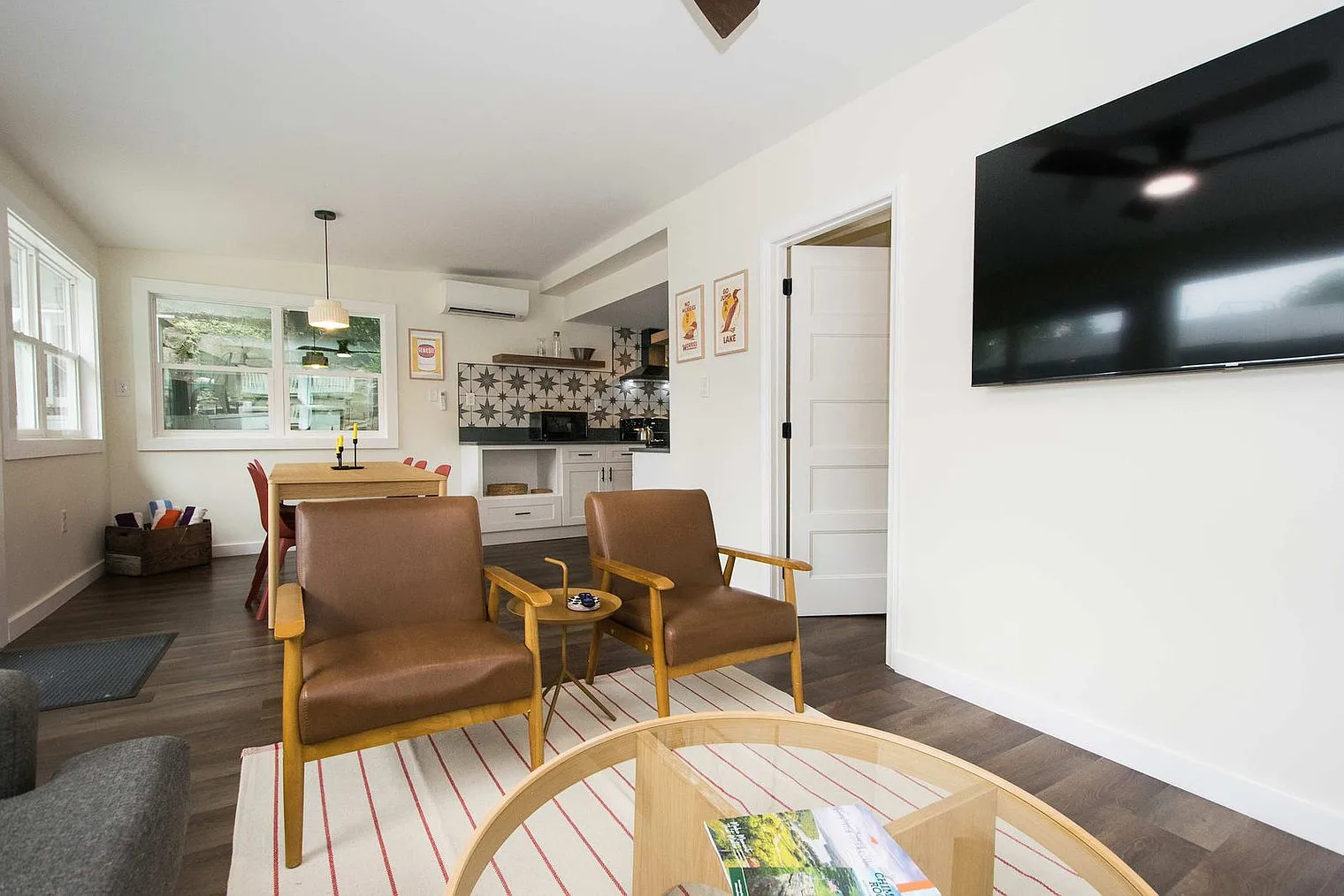 2 bed, 1.0 bath, 893 sqft, $4,527 — Photo 3