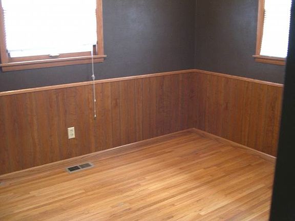 Bedroom w hardwood floor