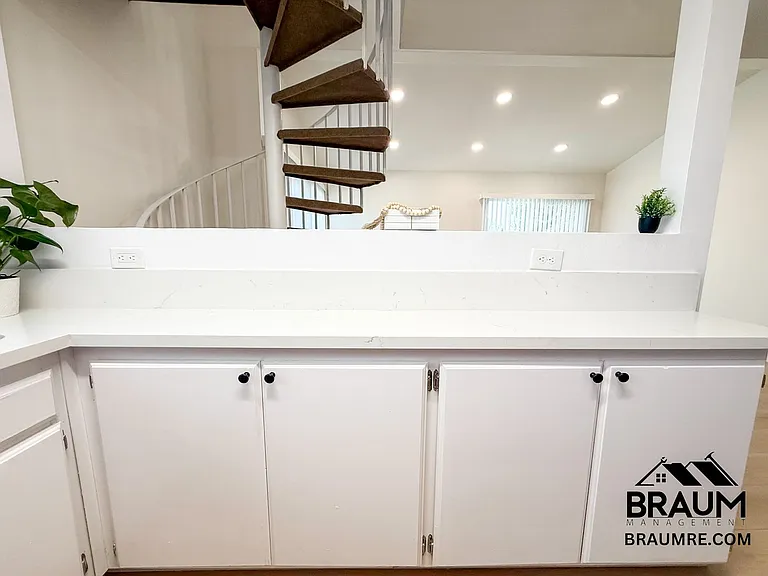 4404 Stern Ave — Photo 10
