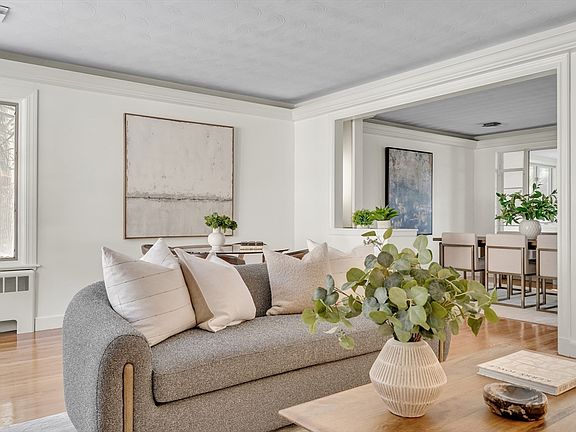 3rd image of 95 Beverly Rd