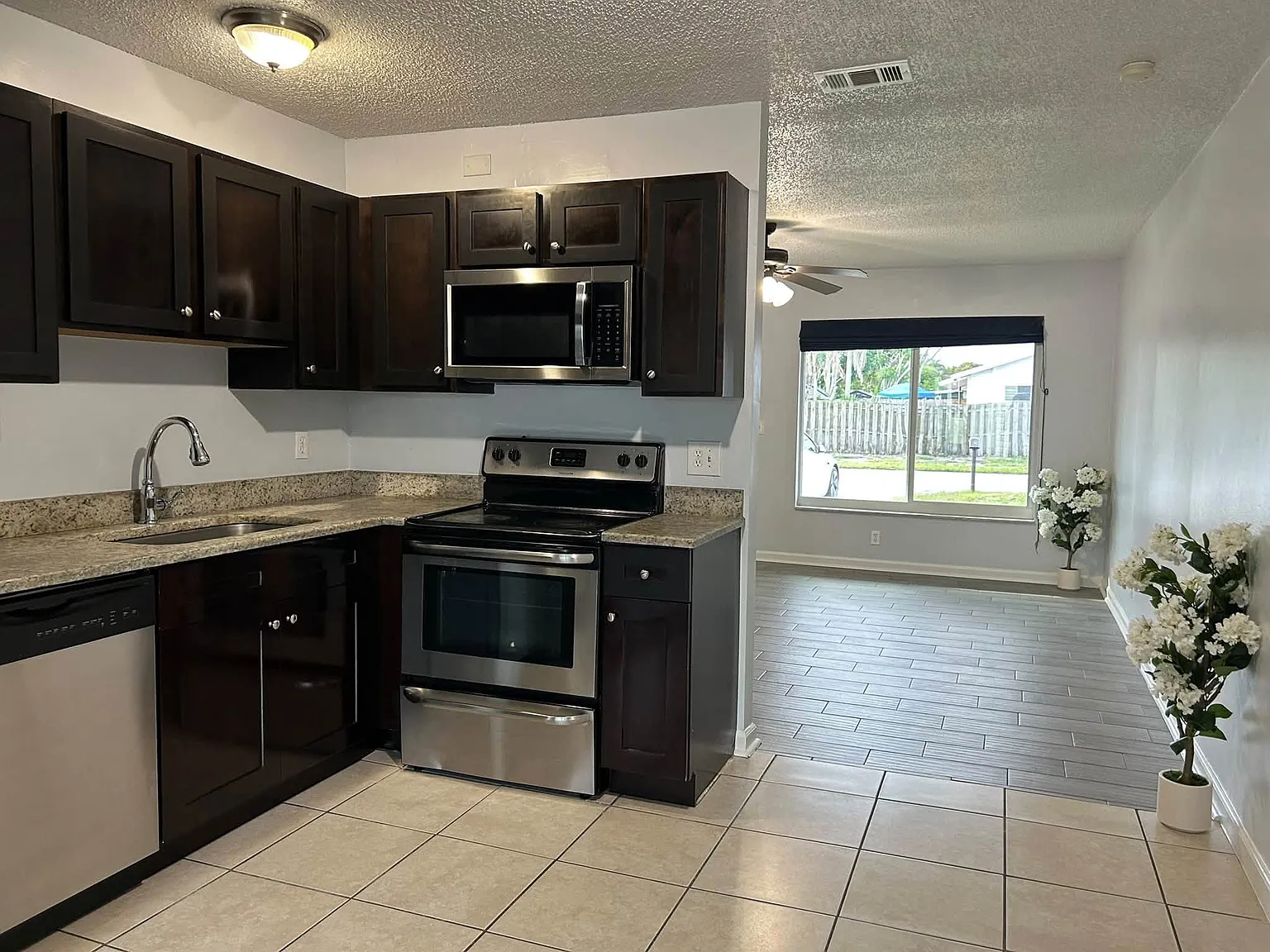 3 bed, 1100 sqft, $2,500 — Photo 2