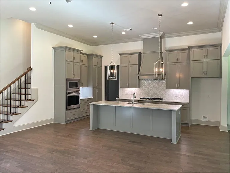 441 Windsor Dr — Photo 2