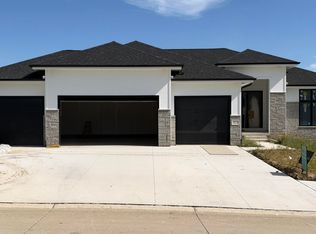 10713 S 219th Ave, Gretna, NE 68028